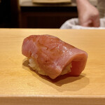 鮨 はしもと - 塩釜 鮪 大トロ はがし120kg 巻網
      大将がスジを剥がしている光景を目にしましたが、120kgの鮪となるとスジとスジの間が大分厚みがあるのですね！
      柔らかで脂ののりも程よく夏鮪らしい味わいです♪