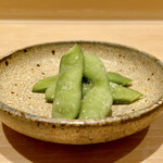 鮨 はしもと - 枝豆
      だだちゃ豆でしょうか、茹でたてで味が濃いです。
      ビールのつまみにパクパクと♪