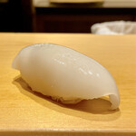 鮨 はしもと - 新イカ
      この時期の風物詩、新イカもいただきました。
      一貫で一杯と小さな赤ちゃん、身の柔らかさは新イカならでは、サクッとした食感も心地良いです♪