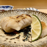 鮨 はしもと - アカムツ塩焼き
      お弟子さんが炭火で焼いたアカムツ、脂がのりのりで身はふっくら、塩の当て方も程よくとても美味しい！
      炭の香りが心地良いです♪