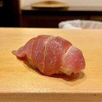 鮨 はしもと - 青森県三厩（みんまや） 鮪 大トロ蛇腹 72kg
                      まさに夏の鮪とした味わいは、冬場の中トロ位の脂感でしょうか、上品でさっぱりとした脂です。
                      シャリとのバランスがとても良いのです♪