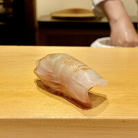 鮨 はしもと - 福岡県産直 イシガキダイ
                    脂のりも良く身の美しさが秀でてます！
                    包丁を入れたことで淡く甘みが口の中で拡がり、シャリがその味わいをしっかりと下支えし良い味わいです♪