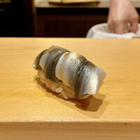 鮨 はしもと - 天草 新子 3枚使い
                    夏の味わいの代表的な新子をいただきました。
                    香りや旨味はコハダよりも劣りますが、この時期にしか口にできない江戸前の鮨種、独特な風味と繊細な柔らかさが良いですね♪