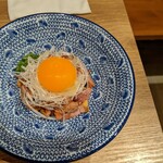 ラムの串焼き ひつじの一休 - ユッケ　混ぜ前