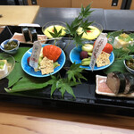 祇園 いわさ起 - 鯖寿司、お豆腐、コーンの冷製スープ、唐辛子甘辛煮、しらす煎餅、枝豆、う巻き(キュウリで巻かれていました。)