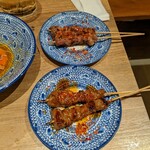 ラムの串焼き ひつじの一休 - タレ焼き（手前）　塩焼き（奥）