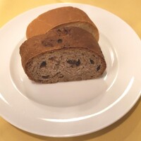 Osteria Tutto Sole - ・全粒粉の自家製パン
                      ・レーズンとクルミ入り(黒い方) 