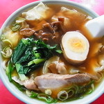 皆楽園 - ワンタン（480)はラーメン丼いっぱいに焼豚一枚と味玉付！