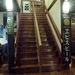 居酒屋 文 - 玄関先にある”蒲田行進曲”を彷彿とさせる階段