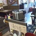 もつ壱 - 内観。店真ん中にジャーがあります