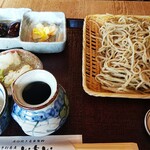 Soba Dokoro Ichii - 超粗挽き十割蕎麦（￥９３０）、御新香、草津の花豆煮物、そばつゆ、薬味（葱、大根おろし、山葵、塩）
