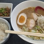 チキンオブロック - 鶏だし醤油ラーメン+そぼろ