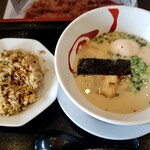 博多豚骨ラーメンまるせん - ラーメン白＋半チャーハンのAセットに味玉トッピング