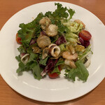 モダンパスタ - シーフードバジルサラダ