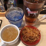 武蔵野アブラ学会 - 無料の中華スープともやしナムル。セットの黒烏龍茶。