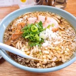 中華そば温故知新 - 背脂煮干ラーメン（玉葱トッピング）
