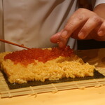 鮨 しみづ - 雲丹シャリといくらの巻物を作成中