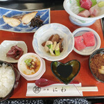 和食にわ - 料理写真:日替わり定食B。焼き魚と刺身