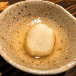 さけ富 - さけ富　お通しの前に出てきた一番出汁のお麩、三角揚げで有名な佐々木商店のもの