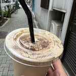 COFFEECOUNTER NISHIYA - バナナエスプレッソシェイク　650円
      奥の水色のドアがお店