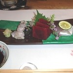 割烹春日 - おさしみ　子持ちシャコと赤身のマグロ、一番右側はアジは肉厚でとてもおいしかった