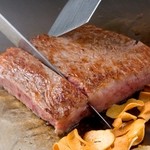 ステーキ みその - ふっくらとやわらかいステーキは焼き縮みがなく、ナイフがスッと入ります