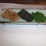 割烹春日 - 畳いわしを海苔と大葉を添えていただきます。お好みで、七味唐辛子をひとふりするとさらに風味が引き立ちます。これでまた飲んじゃう