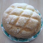 クリーブラッツ - この店の人気ＮＯ１のど根性メロンパン、外はカリカリ中はフワフワの昔懐かしい味のメロンパンです。
       