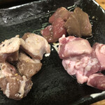 立喰い焼肉 治郎丸 - 左から豚ハラミ、ハツ、コメカミ