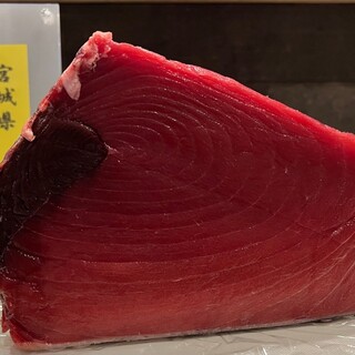 We offer tuna and raw Oyster delivered directly from Toyosu. Homemade char siu also ◎
