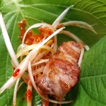 Warabi - 辛ネギと豚肉をエゴマの葉で巻いてウマー