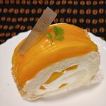 パティスリー ヒヤマ - マンゴーロール（520円）旬の美味しいマンゴーがロールケーキのてっぺんに満載＆ロール中央部分にも散りばめられている。ここに柔らかいロルケーキ生地とヒヤマ特製クリームが挟み込まれて美味しくない訳ないじゃないかの逸品
