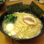 横浜家系ラーメン すずき家 - ラーメン大盛 ¥850＋半熟味付け玉子 ¥100