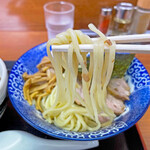 肉煮干中華そば 鈴木ラーメン店 - 自家製平打ち中太ストレート麺