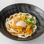 Kare Udon Hikari - ひかり夏の名物、冷カレーうどん！冷たいカレーうどんがこんなに美味しいく出来ました。
      食べながらかき混ぜると温泉卵の黄身でまろやかになりナマスのさっぱりが来たり感動の一品です是非お試し下さい。