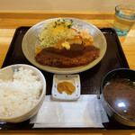 Yakiton Katsu Tonraku - 味噌ロースかつ定食890円。