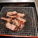 炭火焼肉 七輪房 - 七輪で焼いてるところ