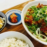 ホルモン千葉 大阪梅田店 - さすが焼肉店キムチ付き。