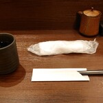 Oogaki Osakana Ichiba - テーブルセットアップ状況
      僕は冷たいお茶、お袋さんは温かいお茶を頂いた