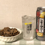 肉のたつみ - 料理写真:もつ煮でレモンサワーをゴクゴク！