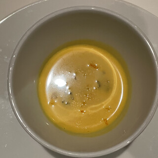 フランス料理 オークヴィル - 料理写真:冷たいコンソメスープとオレンジジュレ