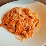 olio - たっぷりの粉チーズと黒胡椒もいい香り♪地鶏のハラミとキノコのトマトソースパスタ（大盛り無料、こちらは普通盛り）