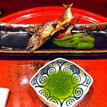 草喰 なかひがし - ◎ パリパリに焼いた鮎と田中唐辛子（京野菜で種が少なく辛味もない）。鮎はこれくらい焼いた方が頭からボリボリいけて美味しかったです。蓼酢も本当はこんな味なんでしょうね。薬草みたいです。