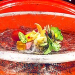 草喰 なかひがし - ◎ 定番の井戸水で3ヶ月育てた鯉の洗い。左の種がみえる緑のもはマイクロ胡瓜の成れの果て。そう言うものも慈しみを持って頂くのがなかひがしスタイルです。全部を混ぜて頂きます。