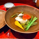 草喰 なかひがし - ◎ 炊き合わせ　魚は鱸　パプリカやジュンサイ、水珠に見立てたインゲンなど