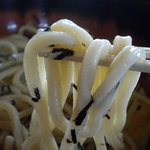 春月庵 - うどん麺は少し黒っぽいのが特徴。言うに及ばず、讃岐の名店にも引けを取らないぞ～～