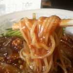 新華苑 - 冷たく締めた中華麺に、熱い肉味噌餡が掛かってます。