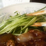 新華苑 - 刻んだきゅうりが横に添えられてます。