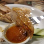 バンコク ピーナッツ食堂 - 蒸し鶏はタレを浸けて食べる