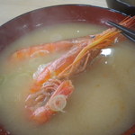 長崎港宝洋丸 - 海老の味噌汁、２３０円。食べてみると解るが、鮮度が良いのでエビ臭さが少ない。身もプリプリ！！